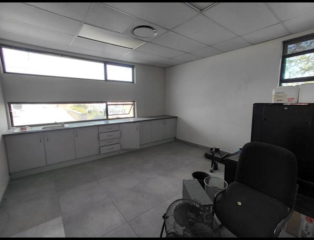 174M² OFFICE TO LET IN FOURWAYS
